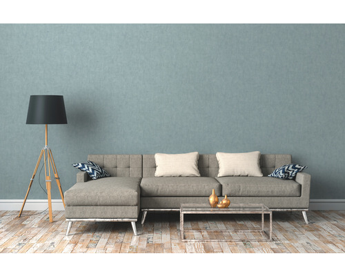 Salon avec canapé gris, lampadaire et table basse