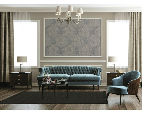 Wohnzimmer mit Sofa, Sessel, Couchtisch, Teppich, Beistelltischen und Dekoration