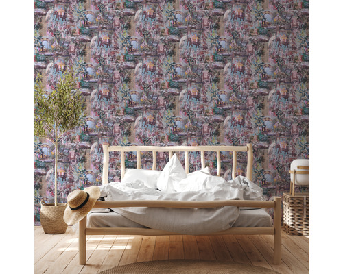 Chambre à coucher avec papier peint à motifs, lit et plante d''intérieur