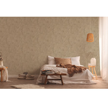 Schlafzimmer mit Bett und einer Wand mit einer strukturierten Tapete