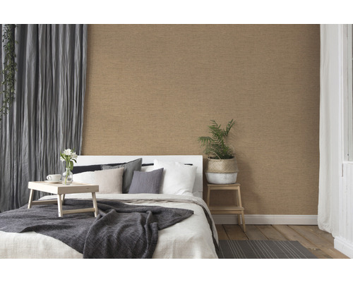 Schlafzimmer mit Textiltapete, Bett und Dekoration für eine ruhige Atmosphäre