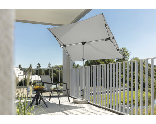 Parasol de balcon carré au-dessus d''une table et de chaises sur un balcon.