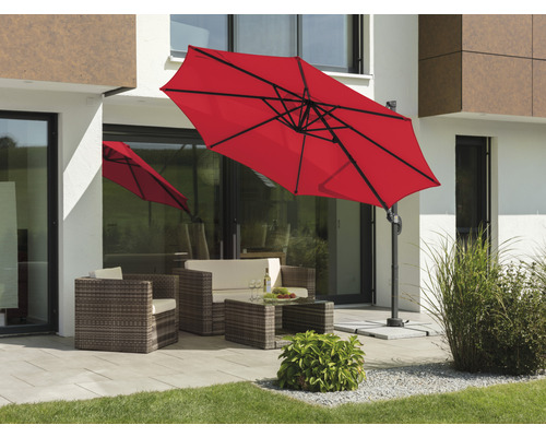 Parasol rouge au-dessus d''un ensemble de sièges de terrasse