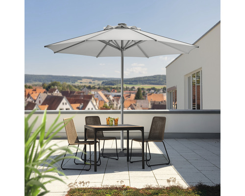 Terrasse avec parasol, table et chaises