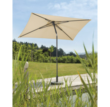 Parasol carré sur une terrasse en bois dans un jardin.