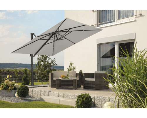 Quadratischer Ampelschirm über einer Sitzecke im Freien