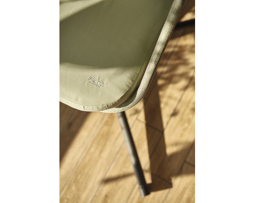 Detailansicht eines Gartenstuhls mit Siena Garden Logo auf der Sitzfläche