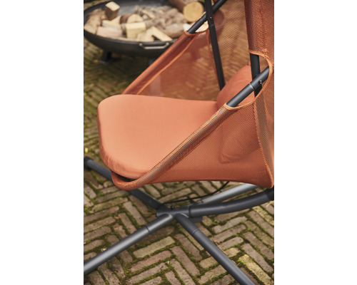 Nahaufnahme eines orangefarbenen Hängesessels mit Metallgestell