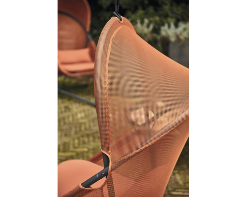 Detailaufnahme eines Hänge-Schalenstuhls aus Netzmaterial