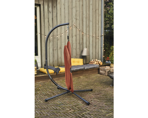 Hängesessel mit Stahlgestell im Aussenbereich