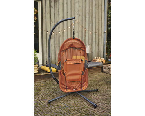 Hängesessel mit Gestell im Aussenbereich