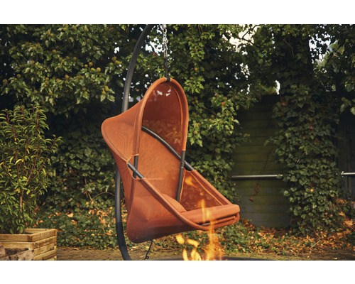 Hängesessel mit Gestell im Garten