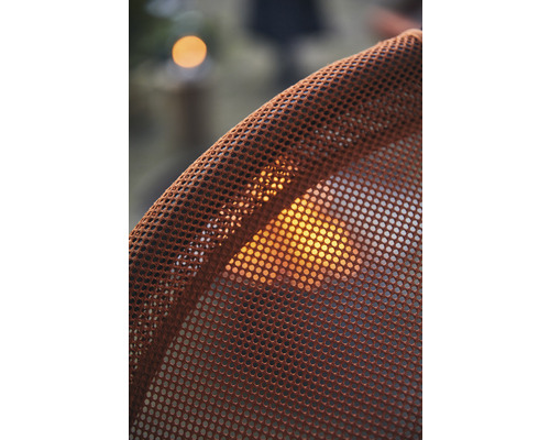 Detailansicht eines Gartenstuhls mit Netzbespannung