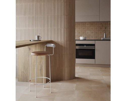 Helle Küche mit Fliesenwand, Arbeitsplatte und Barhocker