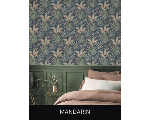 Chambre avec papier peint intissé à motifs floraux et lit