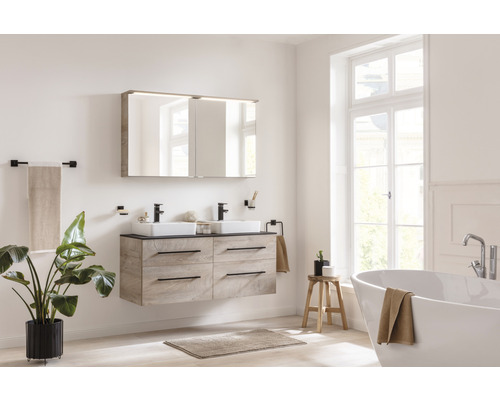 Salle de bain lumineuse avec double vasque, miroir, baignoire et plante d''intérieur