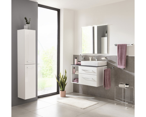 Badezimmer mit Waschtisch, Spiegelschrank und Hochschrank