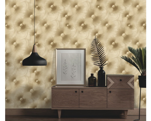 Innenraum mit gepolsterter Tapete, Kommode, Dekorationen und Lampe