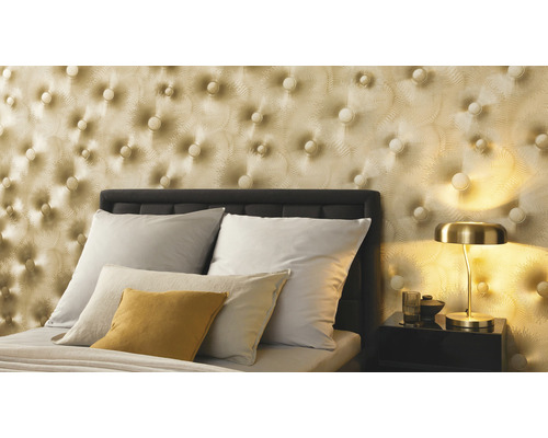 Schlafzimmer mit gesteppter Tapete, Bett und Nachttischlampe