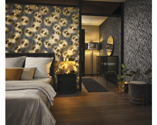 Schlafzimmer mit Bett, Nachttisch, Stehlampe, Kommode, Spiegel, Hocker und Tapete