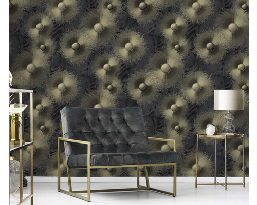 Dekoratives Wohnzimmer mit Sessel und auffälliger gemusterter Tapete