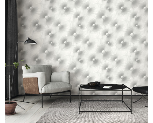 Wohnzimmer mit Sessel, Tisch und Knopfmuster Tapete