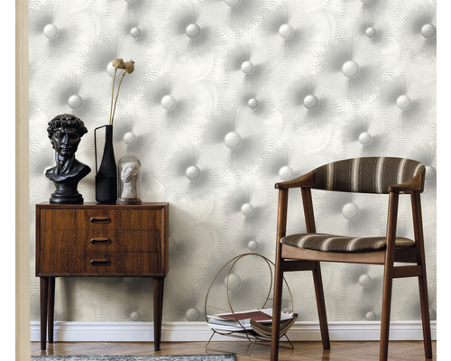 Szene mit Kommode, Stuhl und gemusterter Tapete für die Wandgestaltung