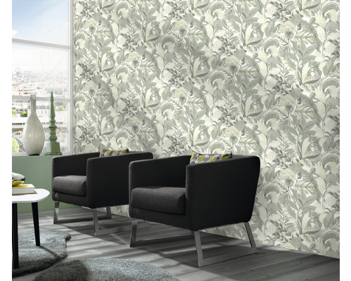 Wohnzimmer mit floral gemusterter Tapete, Sesseln und Fenster