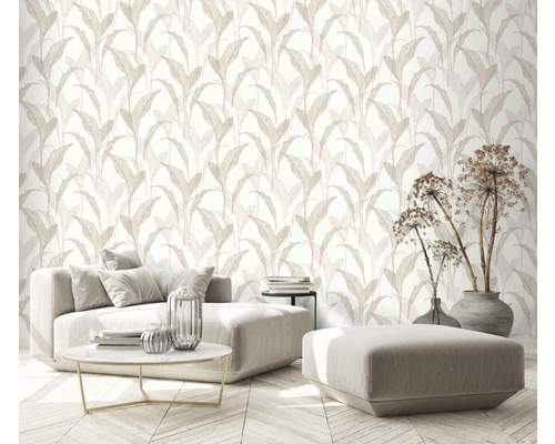 Wohnraum mit beiger Blättertapete, Sofa und Dekoration