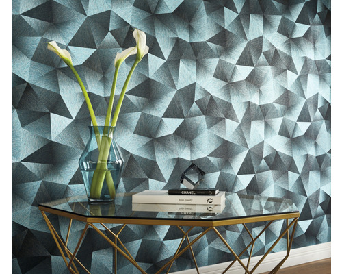 Dekorative Wand mit geometrischem Tapetenmuster, Tisch mit Blumen und Dekorationen