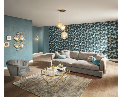 Wohnzimmer mit Sofa, Sessel, Couchtisch und Wanddekorationen