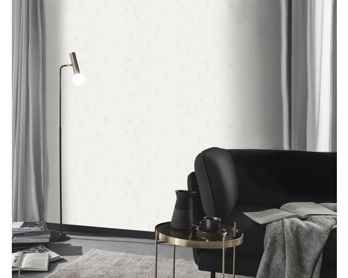Salon avec lampadaire, fauteuil, table d''appoint et papier peint blanc