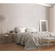 Chambre lumineuse avec papier peint à motifs, lit et tables de chevet.