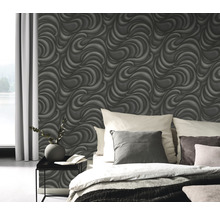 Chambre avec papier peint à motifs et lit
