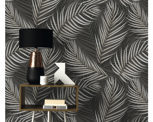 Ambiance de pièce avec papier peint à motif végétal, table et lampe