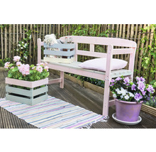 Scène de jardin avec un banc en bois, des jardinières et un tapis