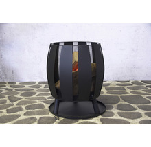 Brasero en métal avec bois de chauffage sur un sol en pierre