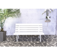 Banc de jardin en bois blanc avec plantes et fleurs
