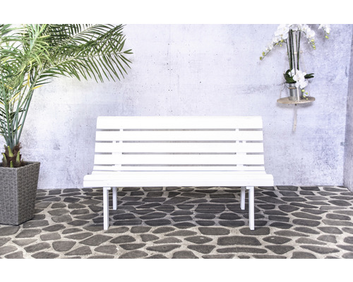 Banc de jardin en bois blanc avec plantes et fleurs