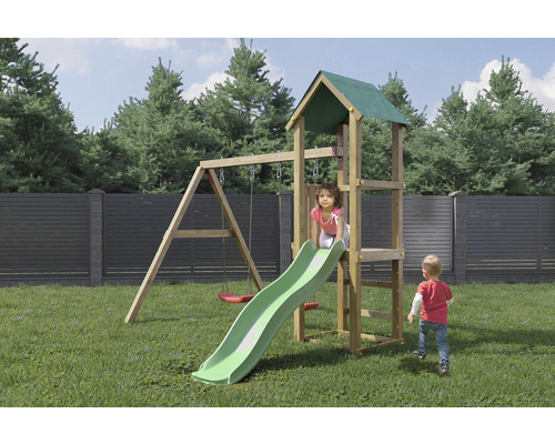 Spielplatz mit Schaukel, Rutsche und Spielturm im Garten