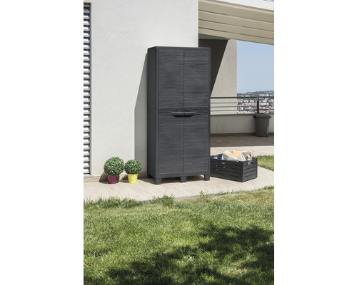 Gartenschrank aus Kunststoff mit zwei Türen und Aufbewahrungsbox auf einer Terrasse