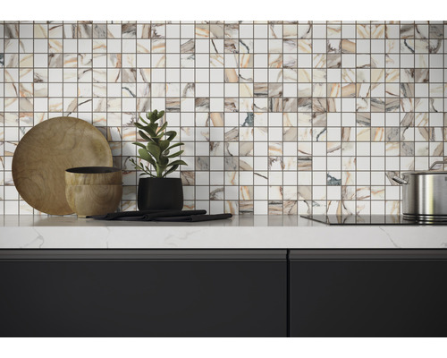 Küchenszene mit Mosaikfliesen, Holzteller, Pflanze und Kochtopf