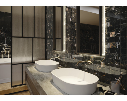 Salle de bains avec double vasque, miroir et mosaïque