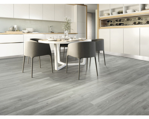 Cuisine claire avec table à manger et sol vinyle imitation bois