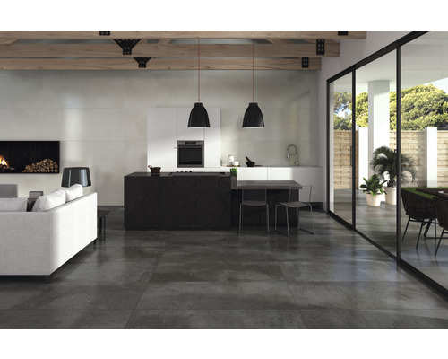 Modernes Wohnzimmer mit grauen Bodenfliesen, offener Küche und Zugang zum Garten