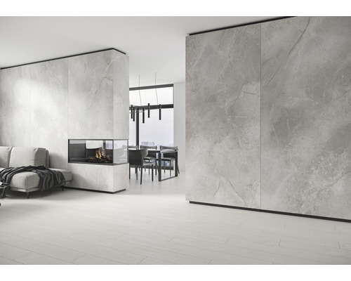 Modernes Wohnzimmer mit Kamin und Wandverkleidung in Steinoptik.