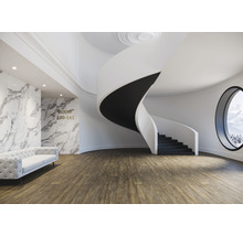 Innenraum mit Wendeltreppe, Sofa und Holzboden