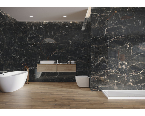 Modernes Badezimmer mit freistehender Badewanne, Waschtisch, Toilette und Marmorfliesen