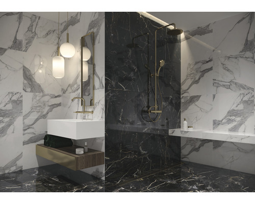 Salle de bains moderne avec lavabo, miroir, douche et carrelage imitation marbre