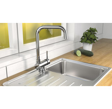 Évier de cuisine avec robinet, fenêtre et décoration